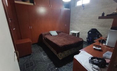 Casa 4 ambientes con cochera, parque y quincho, Berazategui