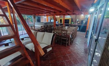 Casa 4 ambientes con cochera, parque y quincho, Berazategui