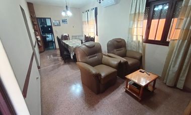 Casa 4 ambientes con cochera, parque y quincho, Berazategui