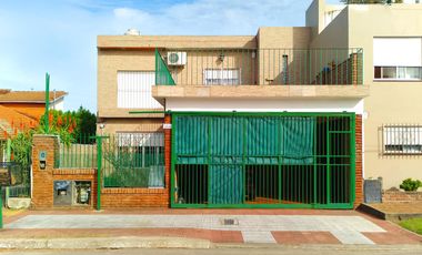 Casa 4 ambientes con cochera, parque y quincho, Berazategui