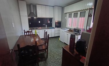 Casa 4 ambientes con cochera, parque y quincho, Berazategui