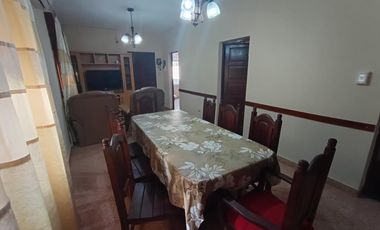 Casa 4 ambientes con cochera, parque y quincho, Berazategui