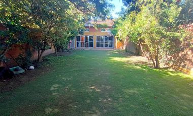 Casa 4 ambientes con cochera, parque y quincho, Berazategui