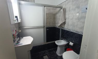 Casa 4 ambientes con cochera, parque y quincho, Berazategui