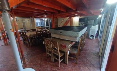 Casa 4 ambientes con cochera, parque y quincho, Berazategui