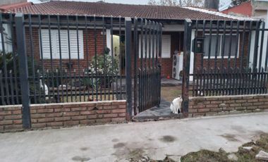 Casa en venta - 4 Dormitorios 4 Baños - 400mts2 - Ezeiza