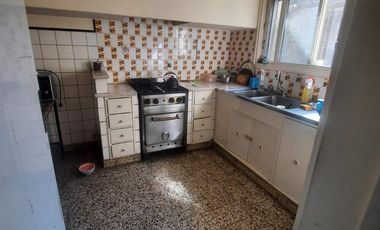 Local y casa en venta en Temperley Este frente a la estacion, ideal comercial