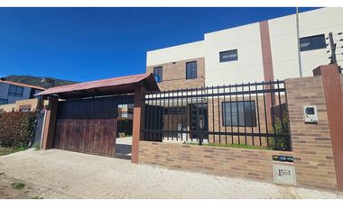 SE VENDE CASA EN COTA, VEREDA LA MOYA ,CAMELLON DE LOS MANZANOS