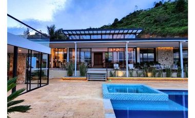 Casa Campestre a orilla del Lago Calima, condominio con muelle privad