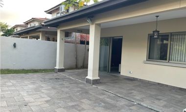 Se alquila Casa Unifamiliar