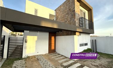 Casa nueva en Urbanización Portomanta, 4 dormitorios al Sur de Manta