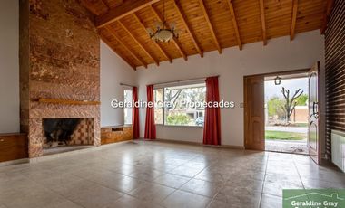Casa Nivel Gerencial en alquiler en barrio privado Los Olivos, Centenario