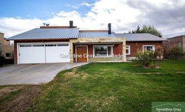 Casa Nivel Gerencial en alquiler en barrio privado Los Olivos, Centenario
