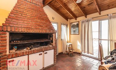 Excelente PH  tipo casa con cochera y Quincho.
