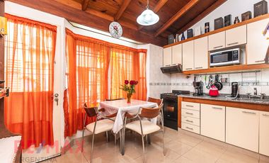 Excelente PH  tipo casa con cochera y Quincho.