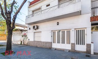 Excelente PH  tipo casa con cochera y Quincho.