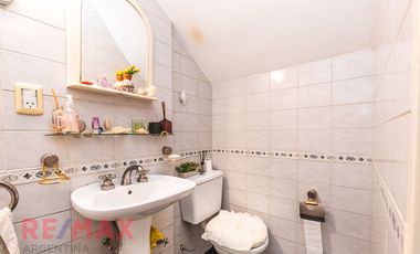 Excelente PH  tipo casa con cochera y Quincho.