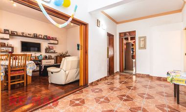 Excelente PH  tipo casa con cochera y Quincho.