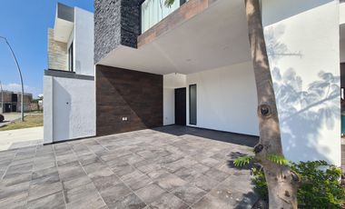 Casa en Venta Lomas del Dorado / frente a parque