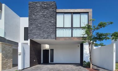 Casa en Venta Lomas del Dorado / frente a parque