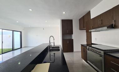 Casa en Venta Lomas del Dorado / frente a parque