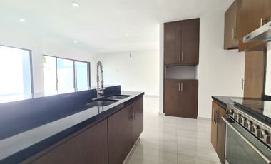 Casa en Venta Lomas del Dorado / frente a parque