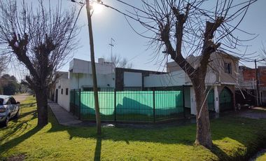 Casa en venta - 3 dormitorios 3 baños - 200mts2 - City Bell, La Plata