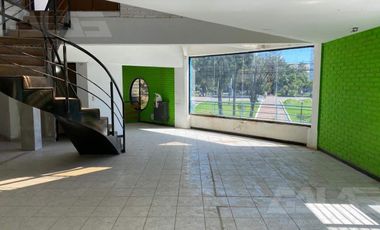 Local en  Ituzaingo Norte frente a la plaza