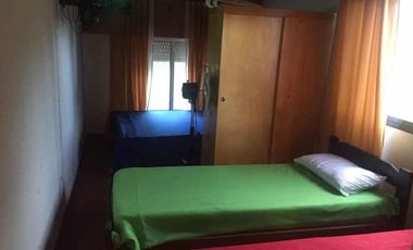 Casa en venta - 4 dormitorios, 3 baños, 4 cocheras - 180mts2 sobre lote de 450mts2 - Aguas Verdes