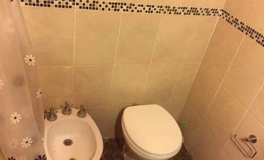 Casa en venta - 4 dormitorios, 3 baños, 4 cocheras - 180mts2 sobre lote de 450mts2 - Aguas Verdes