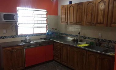 Casa en venta - 4 dormitorios, 3 baños, 4 cocheras - 180mts2 sobre lote de 450mts2 - Aguas Verdes