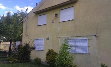 Casa en venta - 4 dormitorios, 3 baños, 4 cocheras - 180mts2 sobre lote de 450mts2 - Aguas Verdes