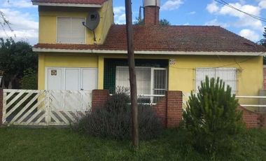 Casa en venta - 4 dormitorios, 3 baños, 4 cocheras - 180mts2 sobre lote de 450mts2 - Aguas Verdes