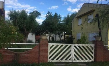 Casa en venta - 4 dormitorios, 3 baños, 4 cocheras - 180mts2 sobre lote de 450mts2 - Aguas Verdes