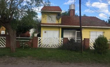 Casa en venta - 4 dormitorios, 3 baños, 4 cocheras - 180mts2 sobre lote de 450mts2 - Aguas Verdes