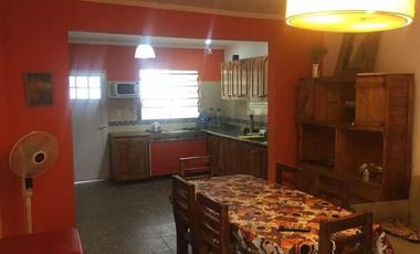 Casa en venta - 4 dormitorios, 3 baños, 4 cocheras - 180mts2 sobre lote de 450mts2 - Aguas Verdes