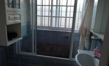 Casa en venta - 3 dormitorios, 2 baños - 260mts2 sobre lote de 296mts2 - Juan María Gutiérrez