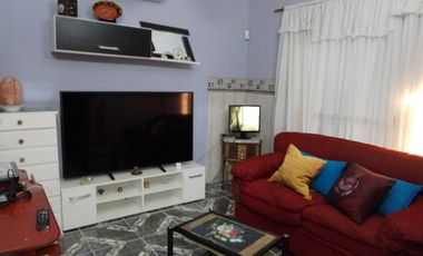 Casa en venta - 3 dormitorios, 2 baños - 260mts2 sobre lote de 296mts2 - Juan María Gutiérrez