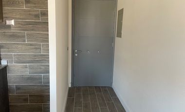 Arrienda departamento nuevo; ofrece vista y ubicación.