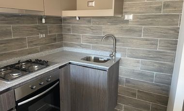 Arrienda departamento nuevo; ofrece vista y ubicación.