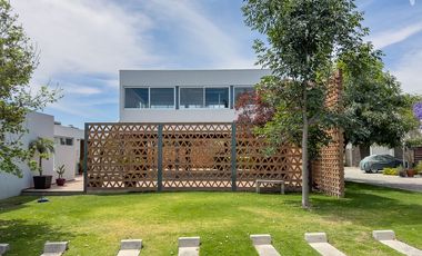 Bella casa nueva en renta, coto Orbara Habitat