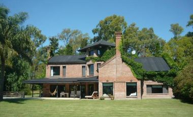 Casa en alquiler - 4 dormitorios 4 baños - 1600mts2 - San Facundo, Manuel B. Gonnet