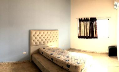 Casa en venta - 3 dormitorios 1 baño - Cocheras - 376mts2 - Villa Parque Sicardi