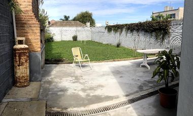 Casa en venta - 3 dormitorios 1 baño - Cocheras - 376mts2 - Villa Parque Sicardi