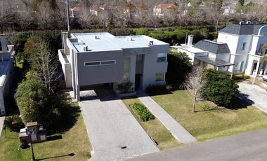 Casa en venta en la Lomada de Pilar, Pilar - 4 Ambientes