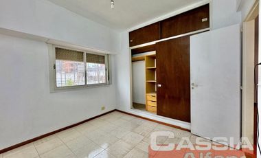 DEPARTAMENTO 3 AMBIENTES MUY LUMINOSO, EN PRIMER PISO, SUPER AMPLIO