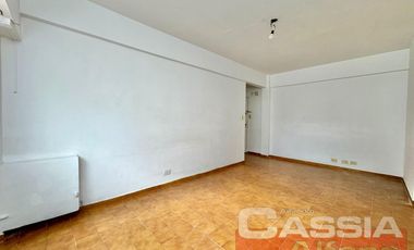 DEPARTAMENTO 3 AMBIENTES MUY LUMINOSO, EN PRIMER PISO, SUPER AMPLIO