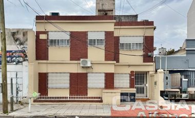 DEPARTAMENTO 3 AMBIENTES MUY LUMINOSO, EN PRIMER PISO, SUPER AMPLIO