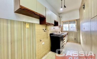 DEPARTAMENTO 3 AMBIENTES MUY LUMINOSO, EN PRIMER PISO, SUPER AMPLIO