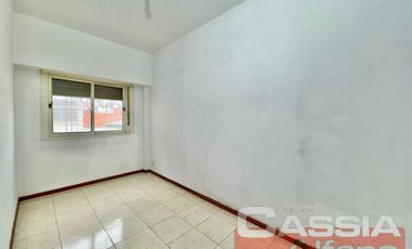 DEPARTAMENTO 3 AMBIENTES MUY LUMINOSO, EN PRIMER PISO, SUPER AMPLIO